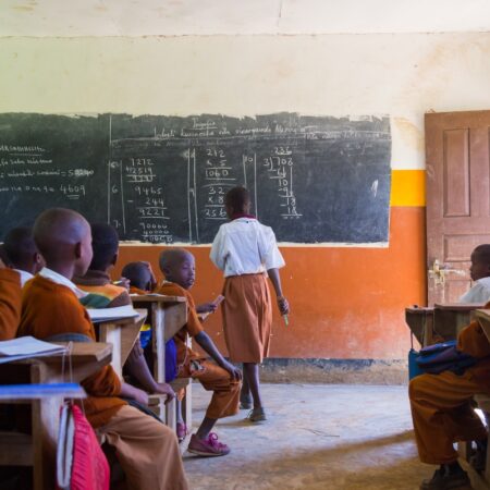 yes (2) gestion des établissement lehcsarl